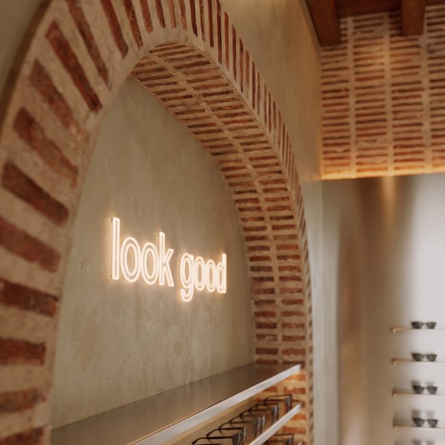 Detalle del arco de ladrillo con letrero iluminado en Sajú CTG