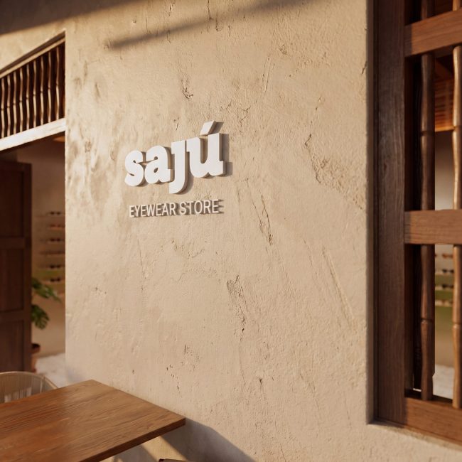 Logotipo de Sajú sobre muro de acabado cálido en Cartagena